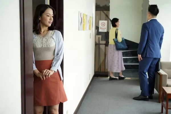 Cậu nhân viên số hưởng địt em đồng nghiệp trong khách sạn khi cùng công tác